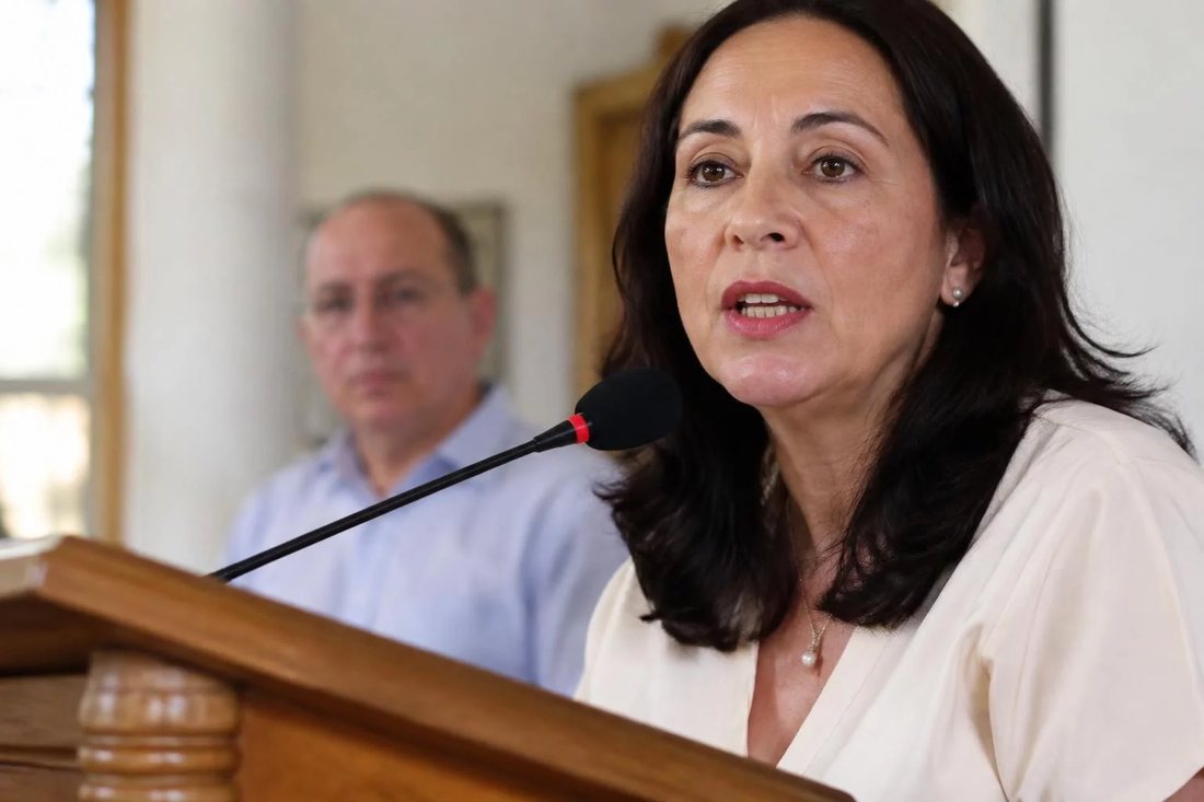 Folha aberta na mesa com um raciocínio traçado à mão